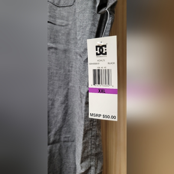 Men's DC casual button down shirt. - Picture 4 of 4